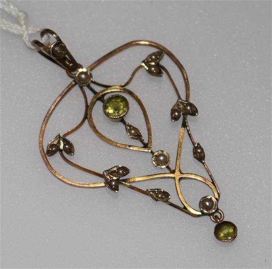 An Edwardian 9ct gold, peridot and seed pearl pendant.